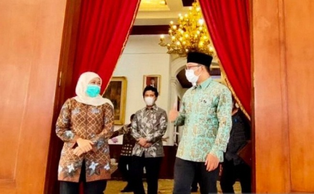 Gubernur Jatim Khofifah Indar Parawansa bersama Gubernur Jawa Barat Ridwan Kamil di Gedung Negara Grahadi di Surabaya