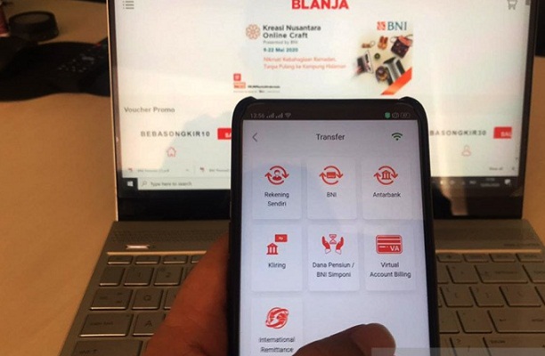 Ilustrasi - Nasabah memanfaatkan transaksi digital melalui ponsel atau mobile banking BNI