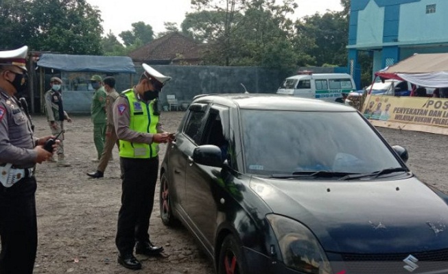 Petugas gabungan saat memeriksa kendaraan yang berasal dari luar daerah menuju Sukabumi