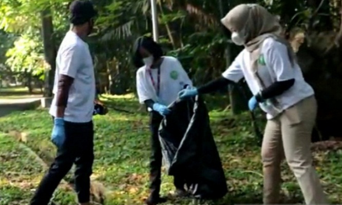 Aktivis lingkungan hidup Kota Bogor melakukan bersih-bersih lingkungan dari sampah di Kebun Raya Bogor,