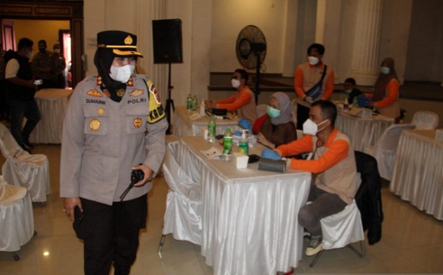 Kapolres Sukabumi Kota AKBP Sumarni saat memantau pelaksanaan vaksinasi COVID-19 secara massal di Gedung Juang 45 Kota Sukabumi