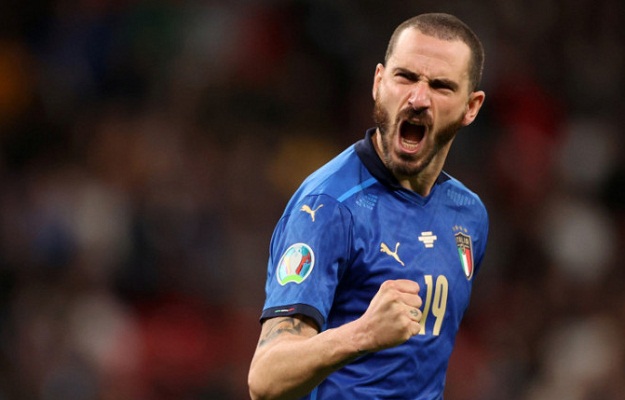 Ekspresi bek timnas Italia, Leonardo Bonuci setelah mencetak gol dalam adu penalti lawan Spanyol di semifinal Euro 2020 di Wembley Stadium, London, Inggris