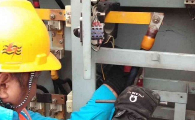 Petugas layanan teknis PLN UID Jawa Barat memeriksa jaringan listrik guna memastikan pasokan listrik untuk optimalisasi penanganan pandemi COVID-19.