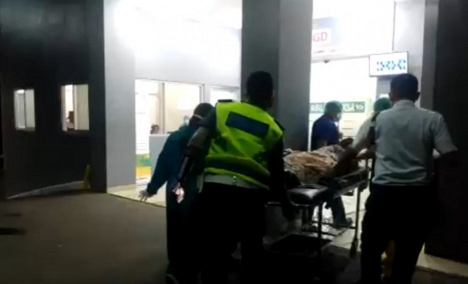 Tangkapan Layar - Petugas Satuan Patroli Jalan Raya Ditlantas Polda Metro Jaya bersama tenaga medis mengevakuasi ibu hamil di Rumah Sakit Adhiyaksa Bambu Apus, Jakarta Timur