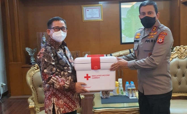 Dokumentasi Sekretaris Perusahaan PT PP Yuyus Juarsa (kiri) saat menyerahkan Vaccine Carrier Kapolda Jabar Irjen. Pol. Ahmad Dofiri di Polda Jawa Barat