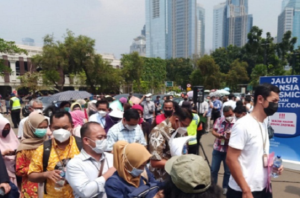 Peserta vaksinasi COVID-19 mengantre di pintu masuk sentra Gelora Bung Karno, Jakarta Pusat