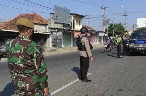 sat-brimob-polda-jabar-amankan-penyekatan-ppkm-darurat-level-4-wilayah-cirebon-kota-ebc