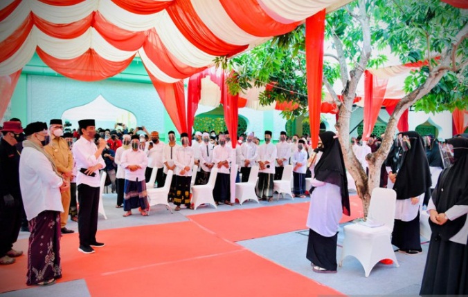 Presiden Jokowi meninjau vaksinasi COVID-19 di Pondok PesantrenDayah Istiqamatuddin Darul Mu’Arrif, Kabupaten Aceh Besar