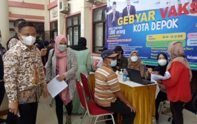 Sekda Depok Supian Suri ketika meninjau pelaksanaan vaksin