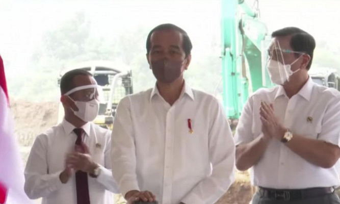 Tangkap layar Presiden Jokowi melakukan Groundbreaking Pabrik Industri Baterai Kendaraan Listrik PT. HKML Battery Indonesia