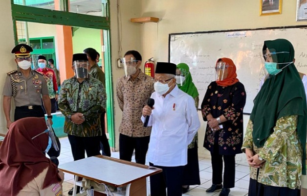 Wakil Presiden Ma'ruf Amin dan Mendikbudristek Nadiem Makarim meninjau pembelajaran tatap muka sekolah, di Bogor, Jawa Barat,